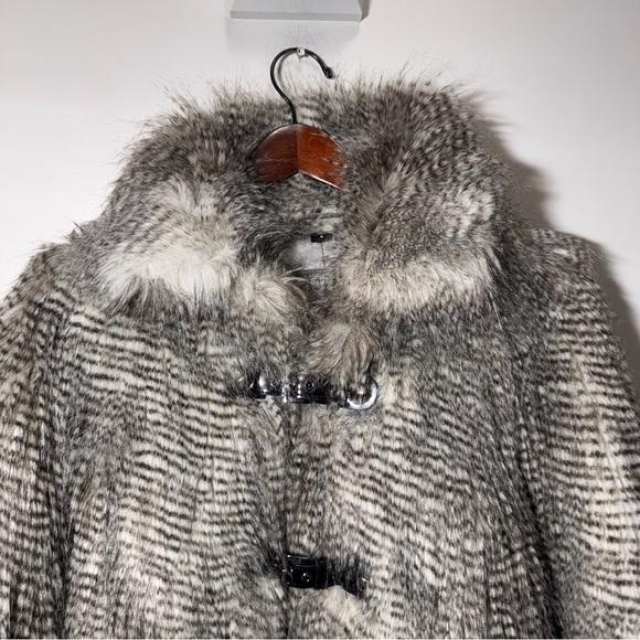 Guess Ladies Faux Fur 3/4 Sleeve Jacket Black & White Fur Size Medium - Picture 4 of 16